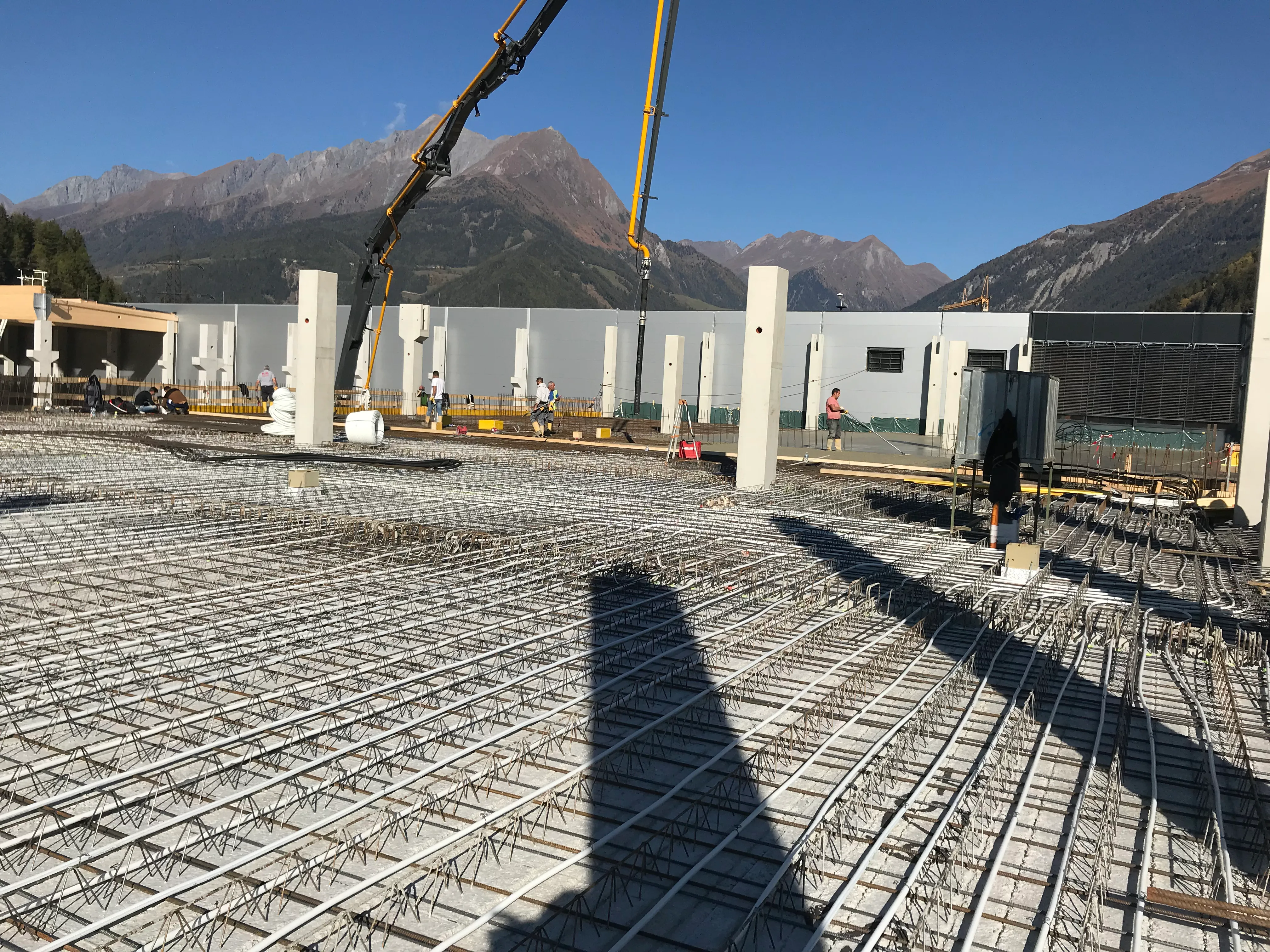 Betoneinbau auf Großbaustelle — frischer Beton wird in Bewehrungsfeld eingebracht